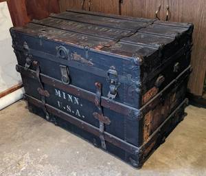 lot 195 image: Vintage Wood Steamer Trunk