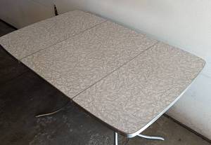 lot 198 image: Virtue Vintage Formica and Chrome Dining Table