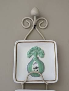 lot 236 image: Small Decorative Metal Wall Plate Holder