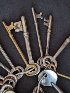 lot 240 image: Assorted Vintage Metal Skeleton Keys