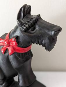 lot 254 image: Cast Iron Scottie Dog Doorstop