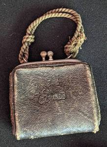 lot 258 image: Vintage Coin Purses and Compacts