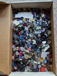 lot 278 image: Assorted Buttons
