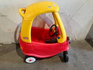 lot 75 image: Little Tikes Cozy Coupe Red and Yellow Car