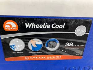 lot 89 image: Igloo Blue and White 38 qt. Wheelie Cool Cooler