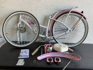lot 48 image: Huffy Womens White Panama Jack 26 inch Cruiser Bike