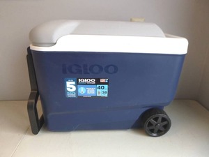lot 338 image: Igloo MaxCold 40 qt. Aegean Blue Roller Cooler