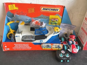 lot 138 image: LOT OF 6 Matchbox and Hot Wheels Toys