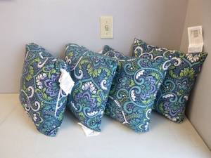 lot 355 image: LOT OF 4 - 16 x 16 Sapphire Aurora Blue Damask Square Outdoor Throw Pillow