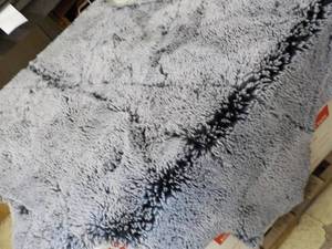 lot 45 image: Mon Chateau New Faux Rug 42 x 72...