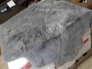 lot 46 image: Mon Chateau New Faux Rug 42 x 72...