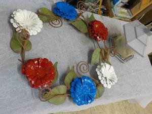 lot 61 image: 19 diameter Metal Flower Wall Dc...