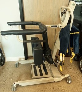WOW MSRP $3800 Medcare Sit To Stand Patient Transfer Lift Battery Powered WRemote, Sling , Battery, Scale (Untested) &amp Charger - Works Great See Youtube To See How This Fantastic Lift Operates