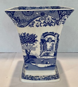 lot 24 image: Blue and White Vase by Spode