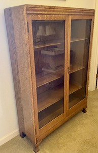 lot 3 image: Vintage Double Door Glass Display Bookcase