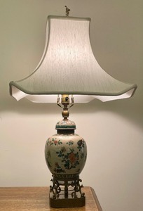 lot 11 image: Lovely Vintage Table Lamp with Ornate Ceramic and Brass Base