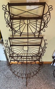 lot 28 image: Pretty Patina Metal Three Tiered Stand
