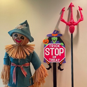 lot 46 image: Boooooo Halloween Decor