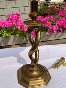 lot 114 image: Retro Brass Swirl Table Lamp