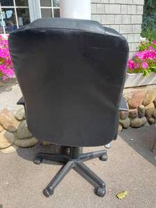 lot 120 image: Rolling Padded Office Chair
