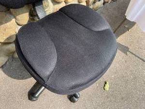 lot 121 image: Rolling Padded Office Chair