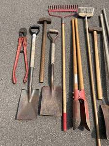 lot 132 image: Long Handled Tools