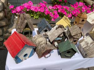 lot 138 image: Variety of Rustic Bird Houses