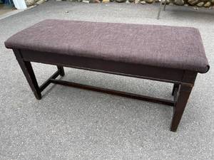 lot 174 image: Wooden Padded Storage Bench