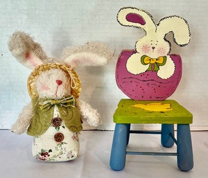 lot 95 image: Bunny Themed Home Figurines