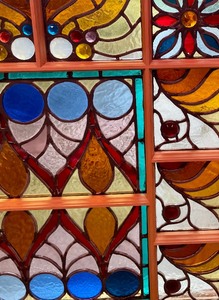 lot 19 image: Colorful and Vibrant Stained Glass Decor