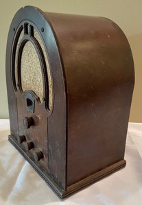 lot 197 image: Vintage Philco Radio