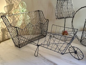 lot 227 image: Lovely Decorative Wire Home Decor Figurines