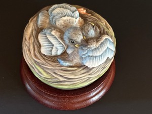 lot 218 image: Vintage Boehm Baby Buntings Porcelain Figurine 400