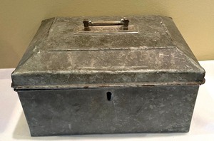 lot 279 image: Vintage Wooden and Metal Hinged Boxes