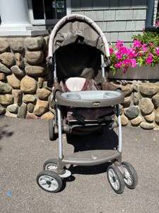 lot 417 image: Chicco Folding Stroller with Sun Shade