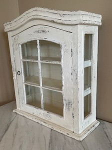 lot 231 image: Shabby Chic Style Decorative Wall Cabinet
