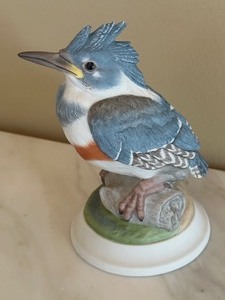 lot 212 image: Vintage Boehm Fledging King Fisher Porcelain Collectible Figurine