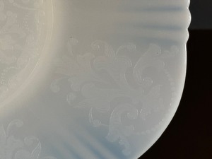 lot 215 image: Vintage Opalescent Salver American Sweetheart Serving Plate