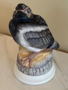 lot 214 image: Boehm Fledging Magpie Porcelain Figurine 476