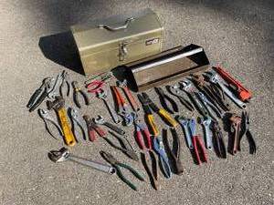 lot 443 image: 16 Inch Handicraft Tool Box Full of Wrenches