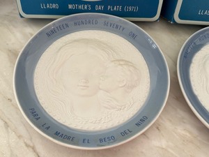 lot 302 image: Two Vintage Lladro 1971 Mothers Day Plates