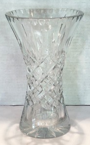 lot 61 image: Vintage Clear Glass Vase with Pineapple and Starburst Pattern