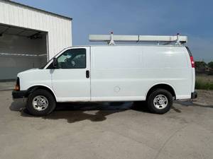 lot 112M image: 2011 Chevrolet Express 2500 - 2 OWNERS