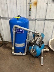 lot 10 image: WATER WORKER HT-20B Well Tank, 20 gal Capacity, 100 psi Working, Steel with 1 HP Shallow Pump