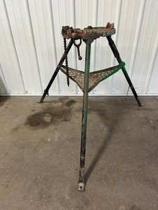 lot 21 image: REED  R450 Tripod