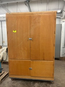 lot 29 image: Large Tool Cabinet on Wheels