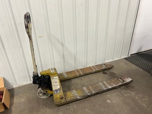 lot 77 image: Yale Pallet Jack Model 27x43
