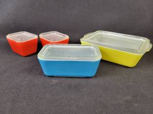 lot 969 image: PYREX Primary Color Refrigerator Dish Set