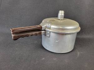 lot 1053 image: Vintage PRESTO Model 604 Pressure Cooker