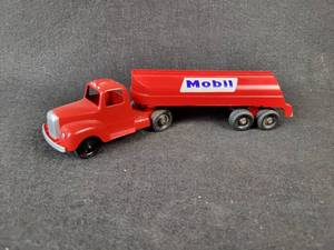 lot 962 image: Vintage Diecast Tootsie Toy Mobil Gas Truck